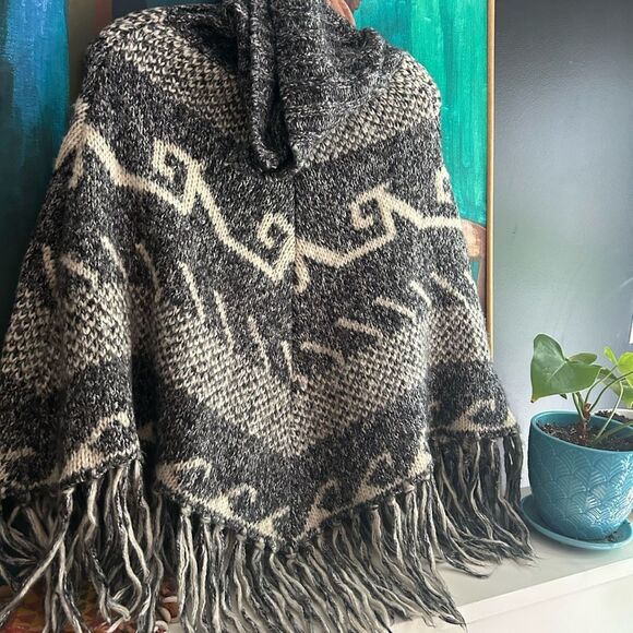 Steve Madden Gray and Cream Poncho One Size - Picture 15 of 16